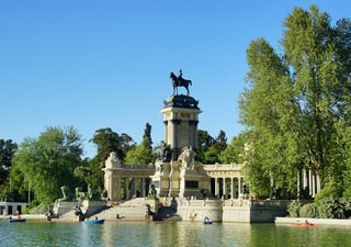 Explore El Retiro Park